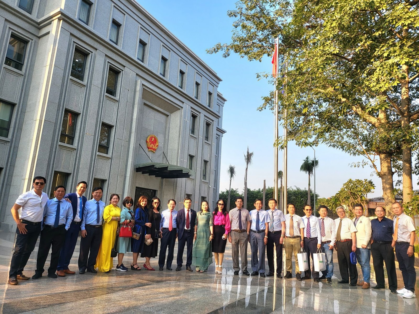 Ảnh: Đoàn chụp hình lưu niệm tại Đại sứ quán Việt Nam tại Ấn Độ
