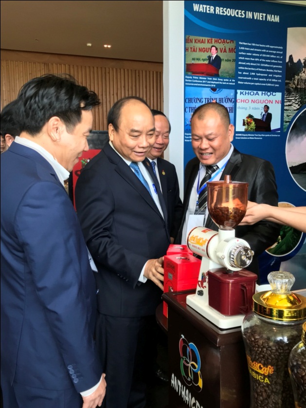 Thủ tướng chính phủ ông Nguyễn Xuân Phúc cùng đoàn đại biểu cấp cao viếng thăm gian hàng và trải nghiệm cà phê An Thái