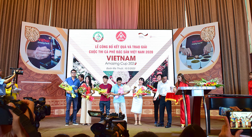 Ban tổ chức Cuộc thi Cà phê đặc sản Việt Nam 2020 trao giải cho đơn vị có mẫu cà phê được nhiều người yêu thích nhất