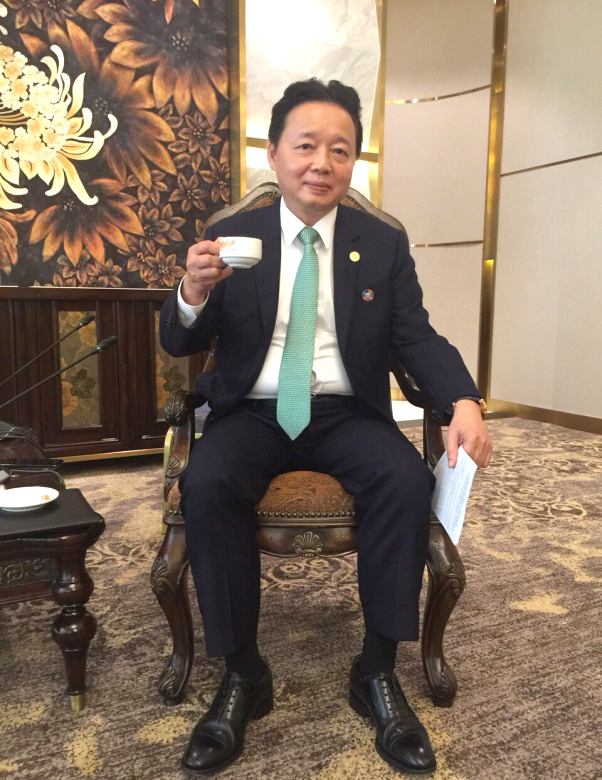 Bộ trưởng Bộ Tài nguyên Môi trường ông Trần Hồng Hà thưởng thức cà phê An Thái tại đại hội GEF