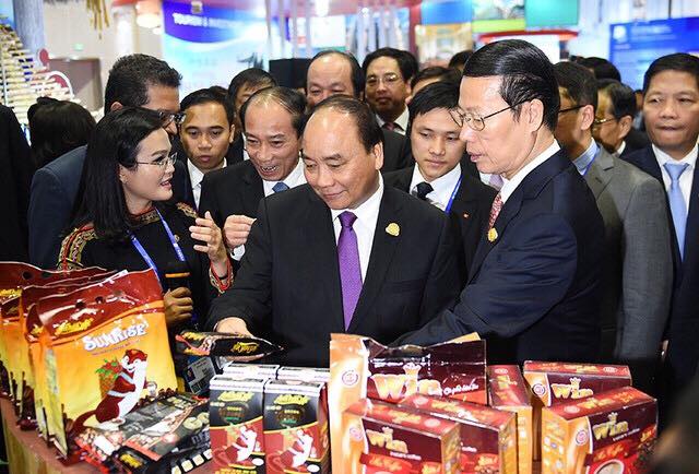 Thủ tướng chính phủ Nguyễn Xuân Phúc, phó thủ tướng Trung Quốc Trương Cao Lệ và các đại biểu cấp cao thăm gian hàng và trải nghiệm cà phê An Thái