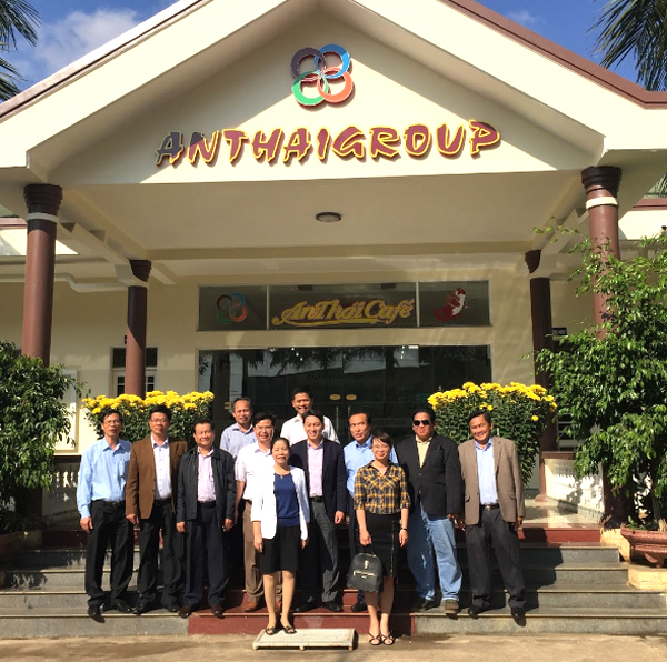 Phó Chủ tịch Thường trực UBND tỉnh Nguyễn Hải Ninh và lãnh đạo các sở, ngành tham quan cơ sở sản xuất cà phê của Công ty Cổ phần Đầu tư và Phát triển An Thái