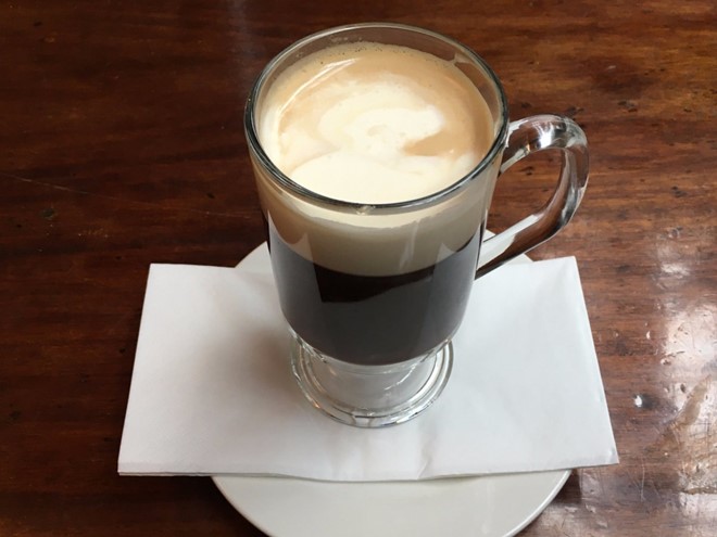 Cà phê Ireland: Đây là sự kết hợp giữa cà phê và cocktail - cà phê nóng, rượu whiskey Ireland, đường, và phủ lên lớp kem dày. Ảnh: Flickr/Marco Verch.