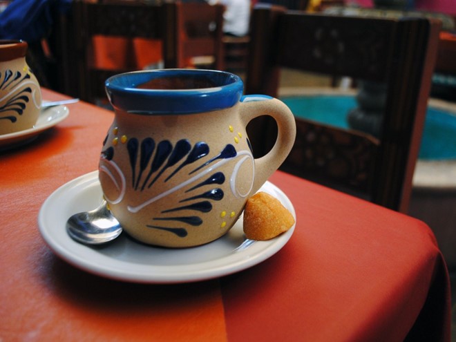 Cà phê Mexico: Cà phê truyền thống của người Mexico được đun cùng quế. Họ sử dụng tách bằng gốm và cho thêm đường mía chưa tinh chế để tăng thêm hương vị. Ảnh: Wikimedia Commons.