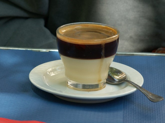 Cafe Bombon, Tây Ban Nha: Cafe Bombon là thức uống thích hợp cho những ai thích cà phê nhiều đường hay sữa đặc. Ảnh: Flickr/Abel Pardo López.