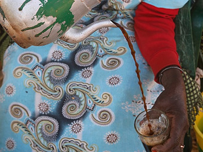 Cà phê Touba, Senegal: Hạt tiêu Guinea và đinh hương là thành phần làm tăng thêm hương vị đặc trưng cho thức uống này. Chúng được trộn lẫn với các hạt cà phê, đem rang, sau đó nghiền và đem pha. Ảnh: Getty Images.