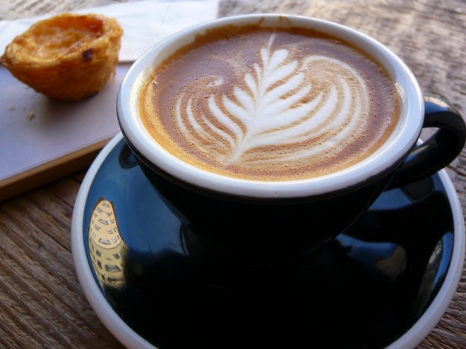 Flat White, Australia: Flat White cũng gần giống với latte, hương vị thanh thoát, giản dị chứ không đậm đà. Thức uống này là sự kết hợp của bọt sữa tươi đổ lên tách espresso thơm lừng. Ảnh: Flickr/Jessica Spengler.