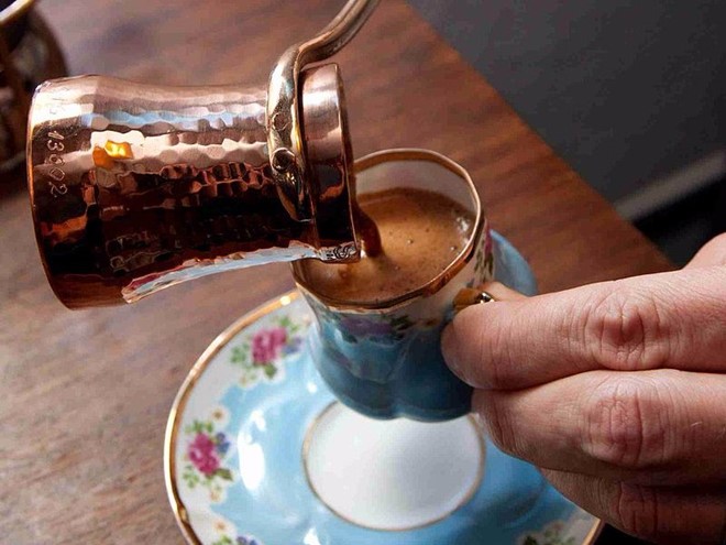 Türk Kahvesi, Thổ Nhĩ Kỳ: Bột cà phê được đun trong ấm đồng không nắp. Cà phê Thổ Nhĩ Kỳ đặc biệt ở chỗ không dùng phin lọc, mà bã cà phê sẽ lắng xuống đáy cốc. Bạn có thể uống cả bột cà phê. Ảnh: Wikimedia Commons.
